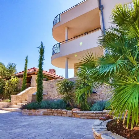 Karlo Villa