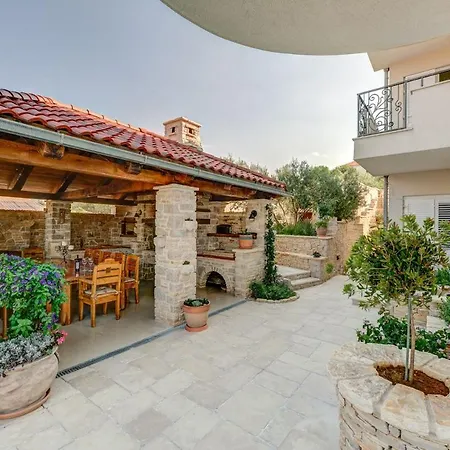 Karlo Villa