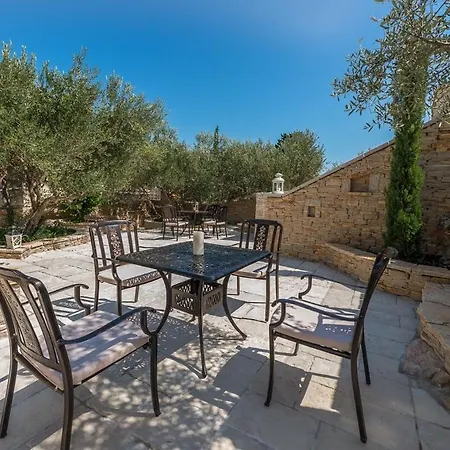 Karlo * Betina (Sibenik-Knin)